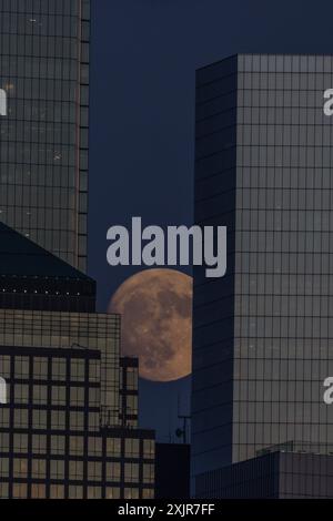 19. juli 2024: Vollmond wird an diesem Freitag, den 19. juli, auf Manhattan Island in New York City in den Vereinigten Staaten gesehen (Foto: © William Volcov/ZUMA Press Wire) NUR REDAKTIONELLE VERWENDUNG! Nicht für kommerzielle ZWECKE! Stockfoto