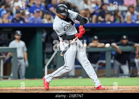 Kansas City, MO, USA. Juli 2024. Chicago White Sox ernannte Hitter Eloy Jimenez (74) trifft eine Single gegen die Kansas City Royals während des siebten Inning im Kauffman Stadium in Kansas City, MO. David Smith/CSM/Alamy Live News Stockfoto