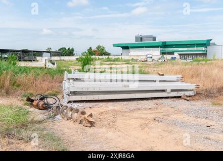 Schneckenschnecke und Mastpfahl bereiten die Montage für den Zaun auf der Baustelle vor. Stockfoto