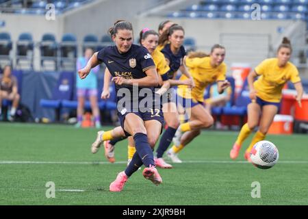 Seattle, USA. Juli 2024. Der Mittelfeldspieler Olivia Athens (12) von Seattle Reign FC gewinnt am 19. Juli 2024 einen Elfmeterschieß Utah Royals in einem Spiel im NWSL x LIGA MX Femenil Summer Cup im Lumen Field in Seattle, Washington. (Foto: Nate Koppelman/SIPA USA) Credit: SIPA USA/Alamy Live News Stockfoto