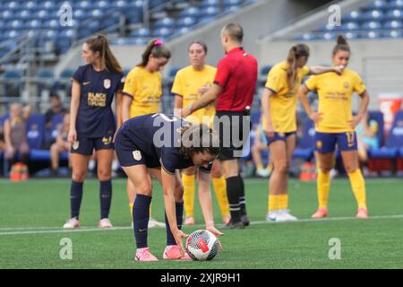 Seattle, USA. Juli 2024. Olivia Athens (12), Mittelfeldspieler des Seattle Reign FC, bereitet sich am 19. Juli 2024 auf einen Elfmeterschieß Utah Royals in einem Spiel des NWSL x LIGA MX Femenil Summer Cup im Lumen Field in Seattle, Washington vor. (Foto: Nate Koppelman/SIPA USA) Credit: SIPA USA/Alamy Live News Stockfoto