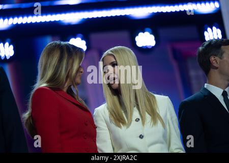 Milwaukee, Vereinigte Staaten Von Amerika. Juli 2024. Die ehemalige Beraterin von Präsident Ivanka Trump und die ehemalige First Lady Melania Trump sprechen auf der Bühne des Republican National Convention in Milwaukee, Wisconsin, beim Fiserv Forum am Montag, den 15. Juli 2024. Kredit: Annabelle Gordon/CNP/SIPA USA Kredit: SIPA USA/Alamy Live News Stockfoto