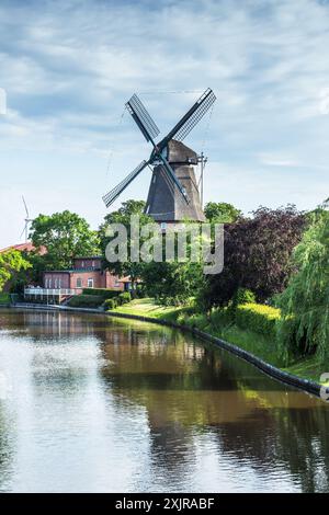 Windmühle in Hinte am Knockster tief, Galerieholländer, Hinte, Ostfriesland, Niedersachsen, Deutschland Stockfoto