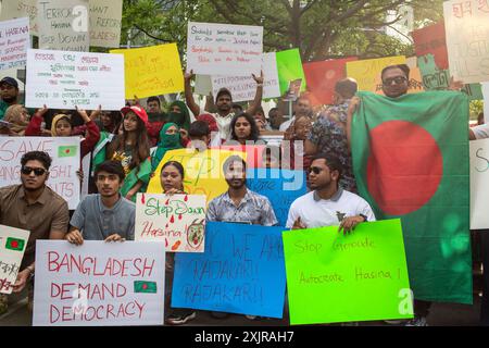 Washington, USA. Juli 2024. Am 19. Juli 2024 versammeln sich die Bangladeschischen Menschen mit Protestzeichen vor der Botschaft von Bangladesch in Washington DC, während sie Solidarität mit dem Protest der Studenten gegen die Quoten in Bangladesch zeigen. Mehr als hundert Menschen wurden bei den bisherigen Auseinandersetzungen im ganzen Land getötet, und über 1.500 wurden von der autoritären Regierung in Bangladesch während einer Bewegung verletzt, die eine Reform des Quotensystems für staatliche Arbeitsplätze forderte. (Foto: Probal Rashid/SIPA USA) Credit: SIPA USA/Alamy Live News Stockfoto