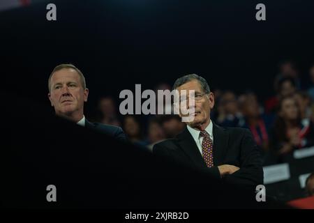 Milwaukee, Vereinigte Staaten Von Amerika. Juli 2024. US-Senator John Barrasso (Republikaner von Wyoming) und US-Senator Eric Schmitt (Republikaner von Missouri) stehen am Donnerstag, den 19. Juli 2024, am VIP-Stand auf der Republican National Convention in Milwaukee, Wisconsin, beim Fiserv Forum. Kredit: Annabelle Gordon/CNP/SIPA USA Kredit: SIPA USA/Alamy Live News Stockfoto