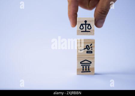 Day in Court: Juristische Expertise in Action - ein Mitarbeiter, der sich für Gerechtigkeit, Machtgleichgewicht und gerechte Behandlung nach dem Gesetz einsetzt. Stockfoto