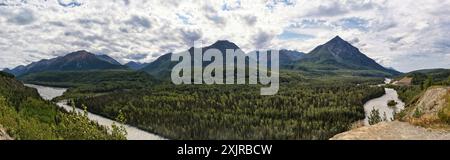 Matanuska River mit Bergen in der Ferne an einem bewölkten Sommertag im Matanuska-Susitna Valley in Alaska. Stockfoto