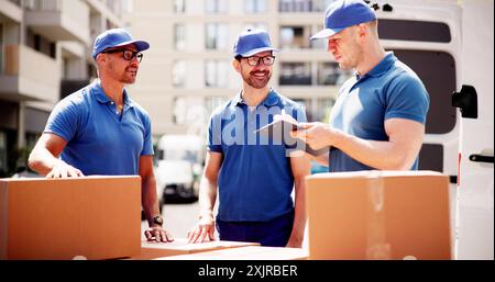 Erfahrener Delivery Agent überprüft die Sendung im Lager, notiert Details in der Zwischenablage, stellt die Qualitätskontrolle sicher, hat die Aufgabe gut erledigt. Stockfoto