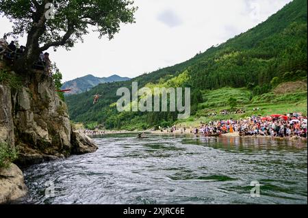 Congjiang, China. Juli 2024. Ein junger Mann der Zhuang-Nationalität nimmt am 19. Juli 2024 am jährlichen „Tauchfest“ im Gangbian-Dorf, Bezirk Congjiang, südwestchinesische Provinz Guizhou, in Congjiang, China, Teil. (Foto: Costfoto/NurPhoto) Credit: NurPhoto SRL/Alamy Live News Stockfoto