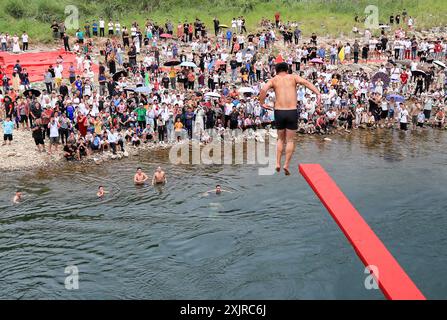 Congjiang, China. Juli 2024. Ein junger Mann der Zhuang-Nationalität nimmt am 19. Juli 2024 am jährlichen „Tauchfest“ im Gangbian-Dorf im Bezirk Congjiang in der südwestchinesischen Provinz Guizhou Teil. (Foto: Costfoto/NurPhoto) Credit: NurPhoto SRL/Alamy Live News Stockfoto