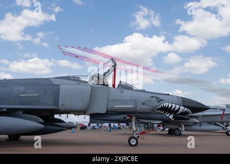 Cirencester, Großbritannien. Juli 2024. Die Roten Pfeile der Royal Air Force fliegen in Formation mit McDonnell Douglas CF-188A Hornet von 425 TAKTISCHEN KAMPFFLUGZEUGGESCHWADER/CF-18 DEMO-TEAM Royal Canadian Air Force über ein McDonnell Douglas F-4 Phantom II von 111 FILO Turkish Air Force während des Royal International Air Tattoo 2024 bei der RAF Fairford. Cirencester, Vereinigtes Königreich, 19. Juli 2024 (Foto: Cody Froggatt/News Images) in Cirencester, Vereinigtes Königreich am 19. Juli 2024. (Foto: Cody Froggatt/News Images/SIPA USA) Credit: SIPA USA/Alamy Live News Stockfoto