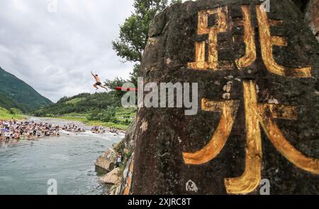 Congjiang, China. Juli 2024. Ein junger Mann der Zhuang-Nationalität nimmt am 19. Juli 2024 am jährlichen „Tauchfest“ im Gangbian-Dorf im Bezirk Congjiang in der südwestchinesischen Provinz Guizhou Teil. (Foto: Costfoto/NurPhoto) Credit: NurPhoto SRL/Alamy Live News Stockfoto