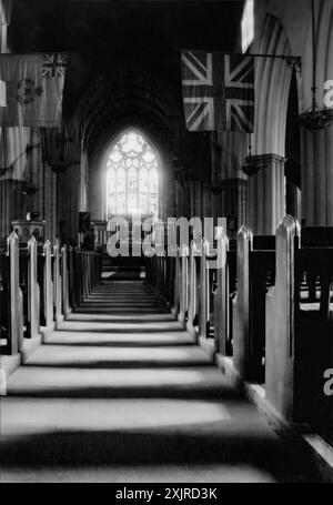 Britische Standards (Flaggen) hängen in der St. Canice's Cathedral in Kilkenny City, Irland. Fotografiert von Ellen O’Connor (1874–1943). Stockfoto