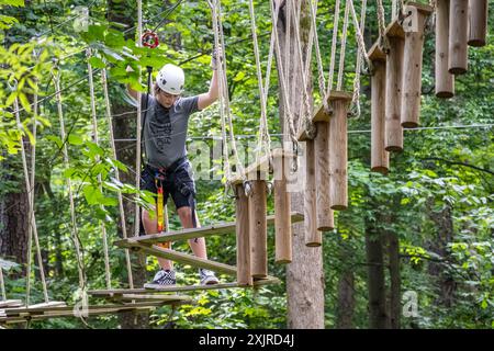 Im Chattahoochee Nature Center in Roswell, Georgia, könnt ihr euch auf dem „Screaming Eagle Aerial Adventures“-Hochseil- und Seilrutschkurs umsehen. (USA) Stockfoto