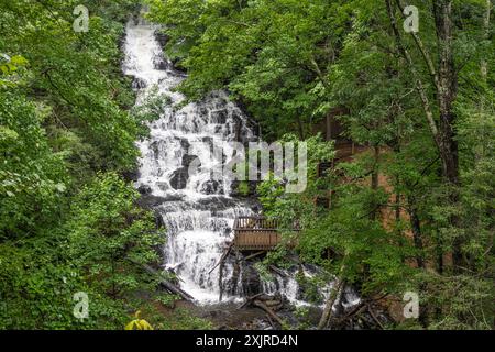 Trahlyta Falls im Sommer im Vogel State Park in der Nähe von Blairsville in den Bergen von North Georgia. (USA) Stockfoto