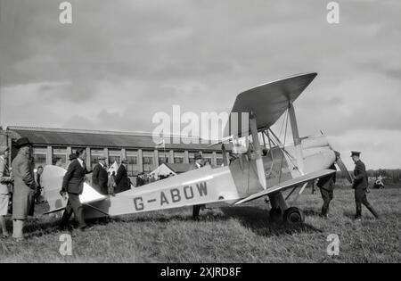 Ein Club de Havilland Tiger Moth bei einem Flugtreffen im Jahr 1931 auf dem Baldonnell Aerodrome, später in Casement Aerodrome umbenannt, kurz vor den Toren von Dublin City, Irland. Foto von Ellen O'Connor (1874-1943). Stockfoto