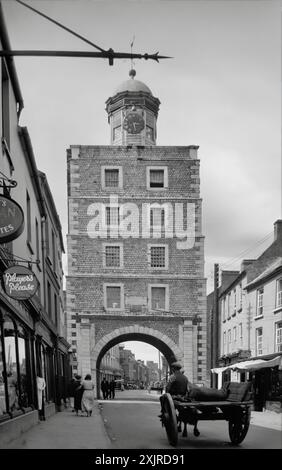 Der Clock Gate Tower in Youghal, County Cork, Irland, wurde 1777 an der Stelle von Trinity Castle erbaut, einem Teil der Stadtbefestigung. Während der Rebellion von 1798 wurde es als Gefängnis genutzt, wobei die Militärs Verdächtige an einem Stab hängten, der von den unteren Fenstern an die Ecke des ersten Hauses an der South Main Street verzurrt wurde. Das Clock Gate diente der Stadt bis 1837 als Gefängnis und öffentlicher Galgen. Foto von Ellen O’Connor (1874–1943) aus dem Jahr 1935. Stockfoto