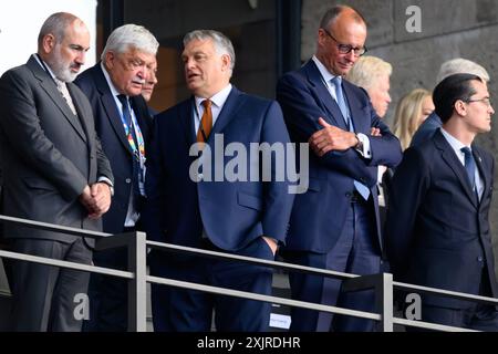 140724 KAI SCHWOERER Premierminister von Ungarn Viktor Orban C und Friedrich Merz R, Chef der CDU-Partei R in Deutschland, schauen vor dem Endspiel der UEFA Euro 2024 zwischen Spanien und England am 14. Juli 2024 im Olympiastadion in Berlin nach. 1047565502 Stockfoto