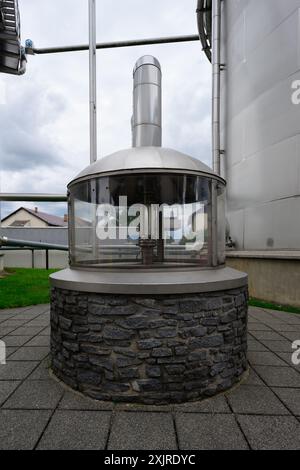 Ceske Budejovice - 13. Juli 2024: Budweiser Budvar Bierbrauerei Artesian Brunnenbrunnen, die das Wasser für das weltberühmte tschechische Lager-Bier liefern. Stockfoto