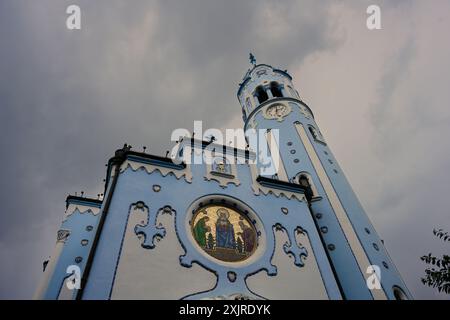 Blaue Kirche der Heiligen Elisabeth von Ungarn oder Kostol Svatej Alzbety in Bratislava Außenansicht mit Glockenturm Stockfoto