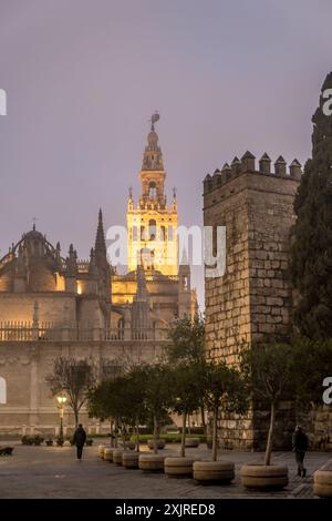 Blick auf die Kathedrale von Sevilla, offiziell die Kathedrale der Heiligen Maria vom See, eine katholische Kathedrale und ehemalige Moschee in Sevilla, Andalusien, Spanien Stockfoto