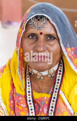 indische rajasthani-Frauen in traditioneller Tracht am Tag aus flachem Winkel Stockfoto