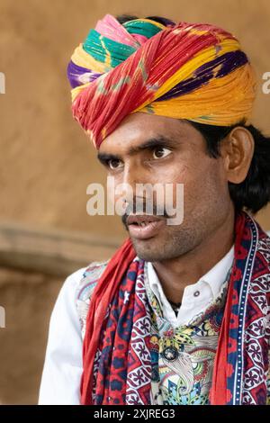indischer rajasthani-Mann singt tagsüber in traditioneller Volksmusik aus flachem Winkel Stockfoto