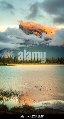 Die Vermilion Lakes sind eine Reihe von Seen, die sich unmittelbar westlich von Banff, Alberta, in den Kanadischen Rocky Mountains mit dem Mount Rundle im Hintergrund befinden Stockfoto