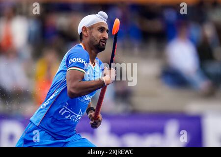 ZWOLLE, NIEDERLANDE - 16. JULI: Mandeep Singh aus Indien sieht beim internationalen Freundschaftsspiel zwischen den Niederlanden und Indien im Sportpark Het an Stockfoto