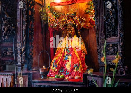 Ho-Chi-Minh-Stadt, Vietnam – 25. Mai 2024: Ein Altar im Thien-Hau-Tempel, Cholon, Saigon, Vietnam. Stockfoto