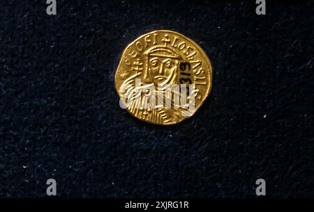 Byzantinische Goldmünzen, Kaiser Basilius I. genannt „der Mazedonier“, Konstantin (Kōnstantīnos) (868 – 879 n. Chr.) 9. Jahrhundert n. Chr., Oströmisches Reich Stockfoto