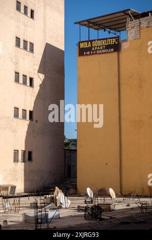 Dach mit installierten Satelliten-tv-Antennen Sanliurfa Türkei Turkiye Stockfoto