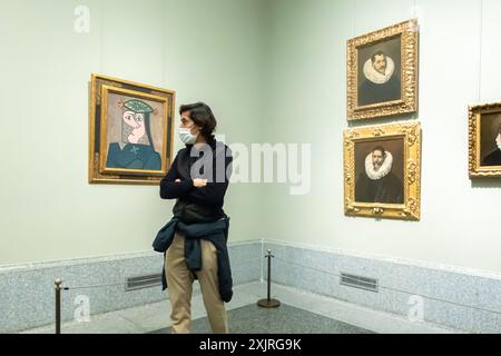 Besucher vor Pablo Picassos Büste einer Frau 43' Gemälde und Diego Velázquez Gemälde im Prado Museum, Madrid, Spanien Stockfoto