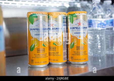 Los Angeles, Kalifornien, USA - 23.05.2021: Blick auf drei italienische Sparkling-Getränkedosen von San Pellegrino im Laden. Stockfoto