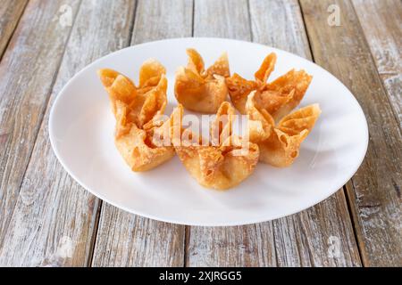 Ein Blick auf einen Teller Frischkäse Wontons. Stockfoto