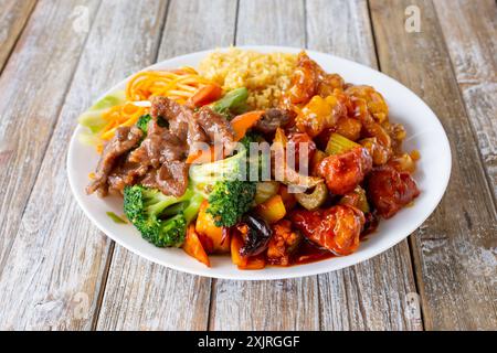 Blick auf einen chinesischen Fastfood-Kombi-Teller mit 3 Artikeln, bestehend aus Rindfleisch-Brokkoli, Kung-Pao-Hühnchen und Orangenhuhn. Stockfoto