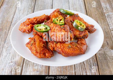 Blick auf einen Teller mit scharfen chinesischen Hühnerflügeln. Stockfoto