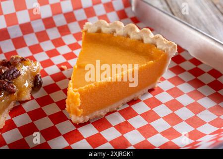 Blick auf ein Stück Süßkartoffelkuchen auf einem ausgelegten Tablett. Stockfoto