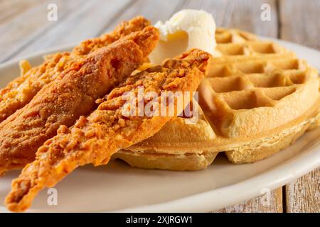 Eine Nahaufnahme eines Tellers mit Hühnchen und Waffeln. Stockfoto