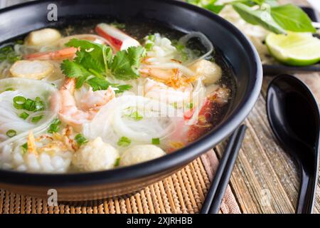 Ein Blick auf eine Schüssel Meeresfrüchte Pho. Stockfoto