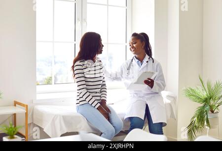 Arztbesuch, afro-amerikanische Frauen, Patientin, die professionelle Beratung erhält, Hilfe Stockfoto