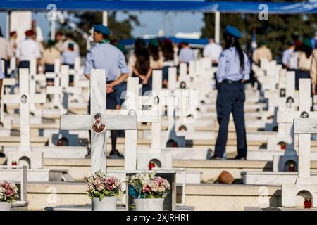 Nikosia, Nikosia, Zypern. Juli 2024. Zwischen den Gräbern Nikosia, Zypern, werden am 20. Juli 2024 Boyscouts gesehen. Heute fand anlässlich des 50. Jahrestages der türkischen Invasion Eine Gedenkfeier statt, die seither zur Besetzung von 37 % der Insel führte. im Makedonitissa-Grab, wo die Leichen der während des Krieges getöteten Soldaten begraben sind. (Credit Image: © Kostas Pikoulas/ZUMA Press Wire) NUR REDAKTIONELLE VERWENDUNG! Nicht für kommerzielle ZWECKE! Stockfoto