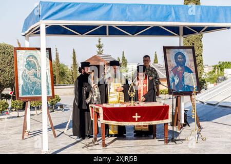 Nikosia, Nikosia, Zypern. Juli 2024. Die Gedenkfeier findet am 20. Juli 2024 in Nikosia, Zypern, statt. Eine Gedenkfeier fand heute anlässlich des 50. Jahrestages der türkischen Invasion statt, die seither zur Besetzung von 37 % der Insel führte, im Makedonitissa-Grab, wo die Leichen der während des Krieges getöteten Soldaten begraben wurden. (Credit Image: © Kostas Pikoulas/ZUMA Press Wire) NUR REDAKTIONELLE VERWENDUNG! Nicht für kommerzielle ZWECKE! Stockfoto