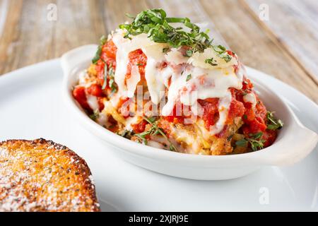 Blick auf eine Lasagne in einer Auflaufform. Stockfoto