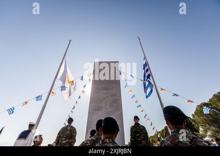 Nikosia, Nikosia, Zypern. Juli 2024. Soldaten werden am 20. Juli 2024 hinter dem Denkmal in Nikosia, Zypern, gesehen. Eine Gedenkfeier fand heute anlässlich des 50. Jahrestages der türkischen Invasion statt, die seither zur Besetzung von 37 % der Insel führte, im Makedonitissa-Grab, wo die Leichen der während des Krieges getöteten Soldaten begraben wurden. (Credit Image: © Kostas Pikoulas/ZUMA Press Wire) NUR REDAKTIONELLE VERWENDUNG! Nicht für kommerzielle ZWECKE! Stockfoto