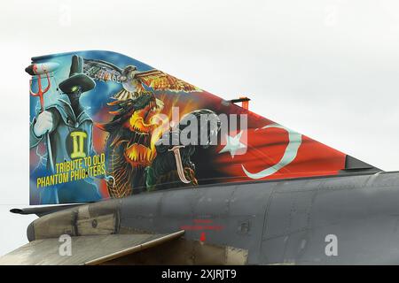 Farbenfroher gemalter Schwanz der türkischen Luftwaffe F-4E Phantom II während des Royal International Air Tattoo in der RAF Fairford, Gloucestershire, England am Samstag, den 20. Juli 2024. (Foto: Jon Hobley | MI News) Credit: MI News & Sport /Alamy Live News Stockfoto