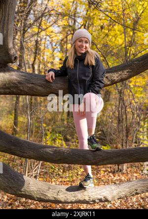 Ein junges Mädchen in Sportuniform. Sport. Joggen im Herbstpark. Gelbes Laub. Aktiver Lebensstil. Mensch und Natur. Gesunder Lebensstil. Läuft Stockfoto