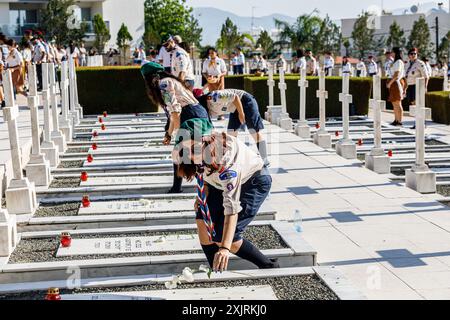 Nikosia, Zypern. Juli 2024. Boyscouts hinterlassen Blumen auf den Gräbern, Nikosia, Zypern, am 20. Juli 2024. Eine Gedenkfeier fand heute anlässlich des 50. Jahrestages der türkischen Invasion statt, die seither zur Besetzung von 37 % der Insel führte, im Makedonitissa-Grab, wo die Leichen der während des Krieges getöteten Soldaten begraben wurden. (Foto: Kostas Pikoulas/SIPA USA). Quelle: SIPA USA/Alamy Live News Stockfoto