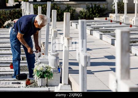 Nikosia, Zypern. Juli 2024. Zwischen den Gräbern Nikosia, Zypern, wird am 20. Juli 2024 ein Mann gesehen. Eine Gedenkfeier fand heute anlässlich des 50. Jahrestages der türkischen Invasion statt, die seither zur Besetzung von 37 % der Insel führte, im Makedonitissa-Grab, wo die Leichen der während des Krieges getöteten Soldaten begraben wurden. (Foto: Kostas Pikoulas/SIPA USA). Quelle: SIPA USA/Alamy Live News Stockfoto