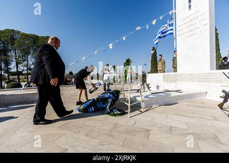 Nikosia, Zypern. Juli 2024. Am 20. Juli 2024 legen die Menschen Kränze auf das Denkmal, Nikosia, Zypern. Eine Gedenkfeier fand heute anlässlich des 50. Jahrestages der türkischen Invasion statt, die seither zur Besetzung von 37 % der Insel führte, im Makedonitissa-Grab, wo die Leichen der während des Krieges getöteten Soldaten begraben wurden. (Foto: Kostas Pikoulas/SIPA USA). Quelle: SIPA USA/Alamy Live News Stockfoto